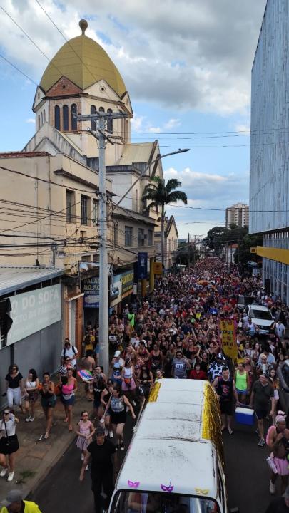 Foto 1 de 16 — Cordão da Luz Divina toma ruas de Araraquara em cortejo; veja fotos